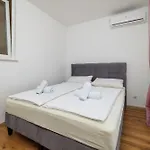 Ivka Apartamento *